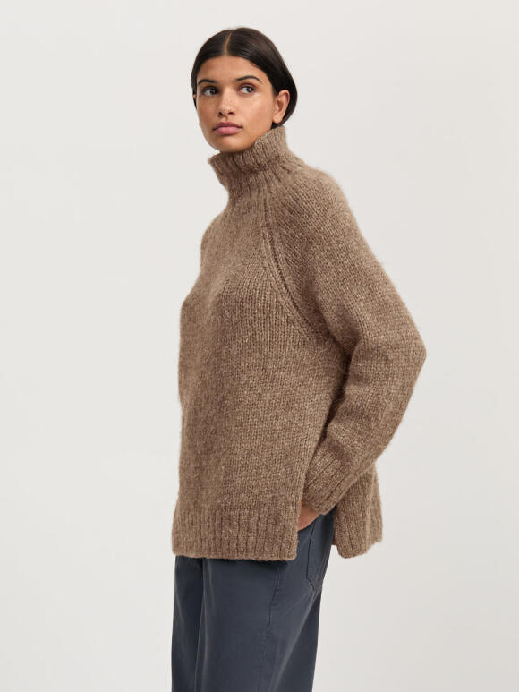 Aiayu Mechera Sweater